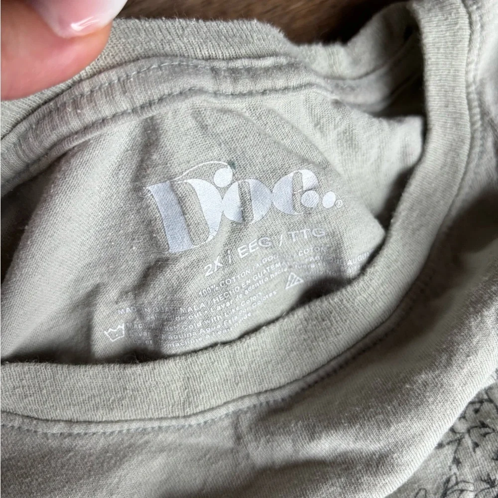 Set of 2 Graphic T-Shirts Size Small - Picture 4 of 7